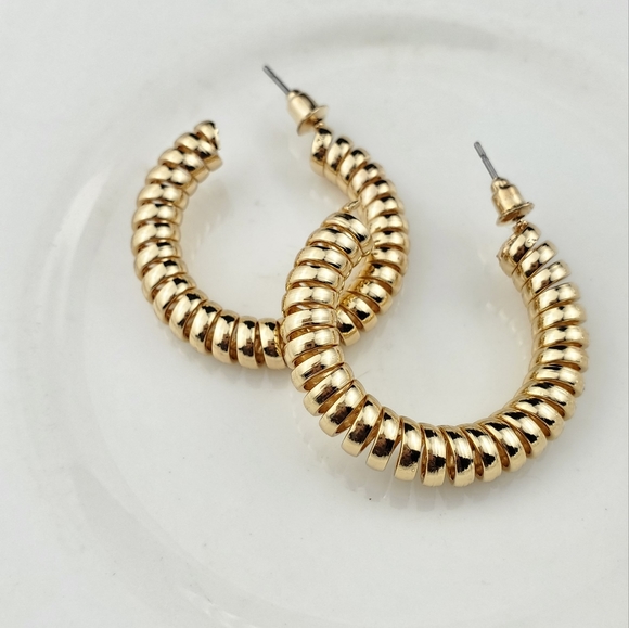 💫5/$25 UNIQUE Gold Spiral Hoops - Picture 2 of 4